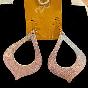 Plunder leather-like vintage earrings